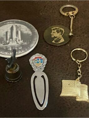 Vintage American Souvenir Travel Memorabilia Items. Keychains, Mirror, Thimble